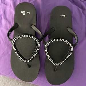 Sanuk flip flops size 10